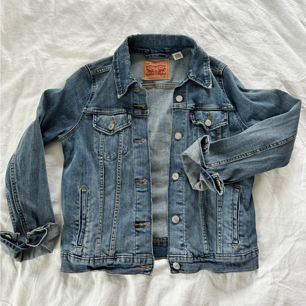 Levi’s Cropped Denim Jacket - Size M